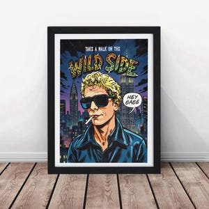 Puede incluir: Impresión artística enmarcada con una ilustración de estilo pop art. La obra representa a un hombre con gafas de sol fumando un cigarrillo, con el texto "TAKE A WALK ON THE WILD SIDE" y "HEY BABE". El fondo muestra un paisaje urbano nocturno.