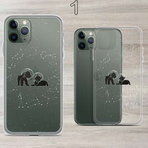 Może przedstawiać: Przezroczyste etui na telefon z czarną sylwetką psa i kota w hełmach astronaut&oacute;w. Etui ma ciemnozielone tło z białymi konstelacjami.
