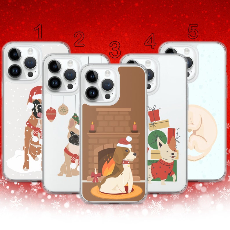 Puede incluir: Cinco fundas de tel&eacute;fono diferentes con varias ilustraciones de tem&aacute;tica navide&ntilde;a. Las fundas son transparentes y muestran el objetivo de la c&aacute;mara del tel&eacute;fono. Las ilustraciones incluyen un perro frente a una chimenea, un perro en una escena nevada, un perro con un adorno navide&ntilde;o, un perro con un gorro navide&ntilde;o y un perro con una media navide&ntilde;a.