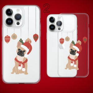 Puede incluir: Una funda transparente para tel&eacute;fono con fondo blanco y una imagen de dibujos animados de un bulldog franc&eacute;s con un gorro de Pap&aacute; Noel y una bufanda roja. El bulldog est&aacute; rodeado de adornos navide&ntilde;os. La funda est&aacute; dise&ntilde;ada para un iPhone.