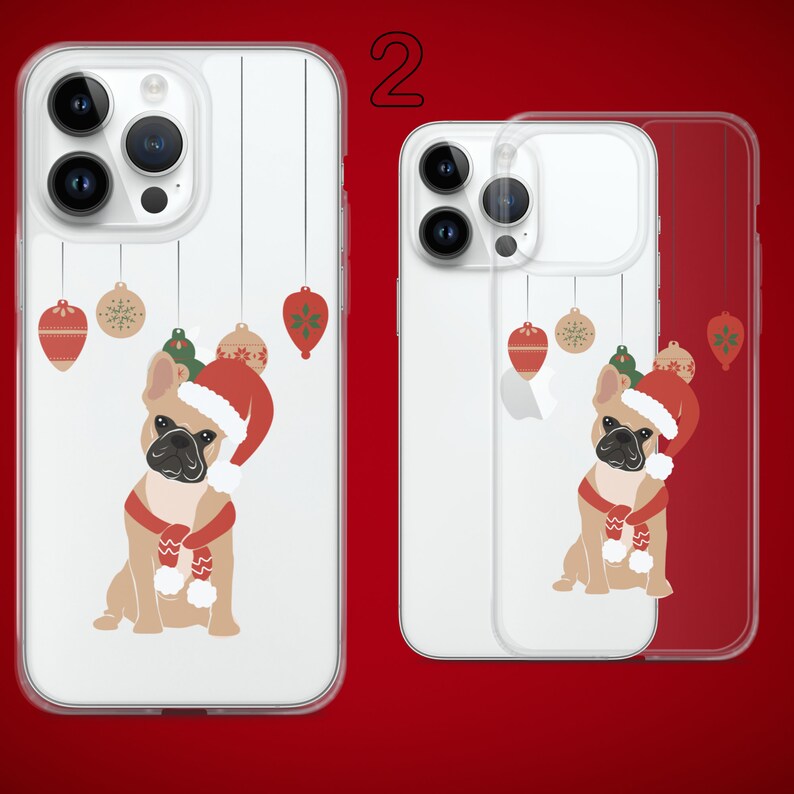 Puede incluir: Una funda transparente para tel&eacute;fono con fondo blanco y una imagen de dibujos animados de un bulldog franc&eacute;s con un gorro de Pap&aacute; Noel y una bufanda roja. El bulldog est&aacute; rodeado de adornos navide&ntilde;os. La funda est&aacute; dise&ntilde;ada para un iPhone.