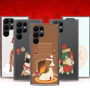 Puede incluir: Cinco fundas para tel&eacute;fono diferentes con dise&ntilde;os navide&ntilde;os. Las fundas presentan una chimenea, un perro, un gato y un mu&ntilde;eco de nieve. Las fundas son todas transparentes y tienen un fondo blanco.