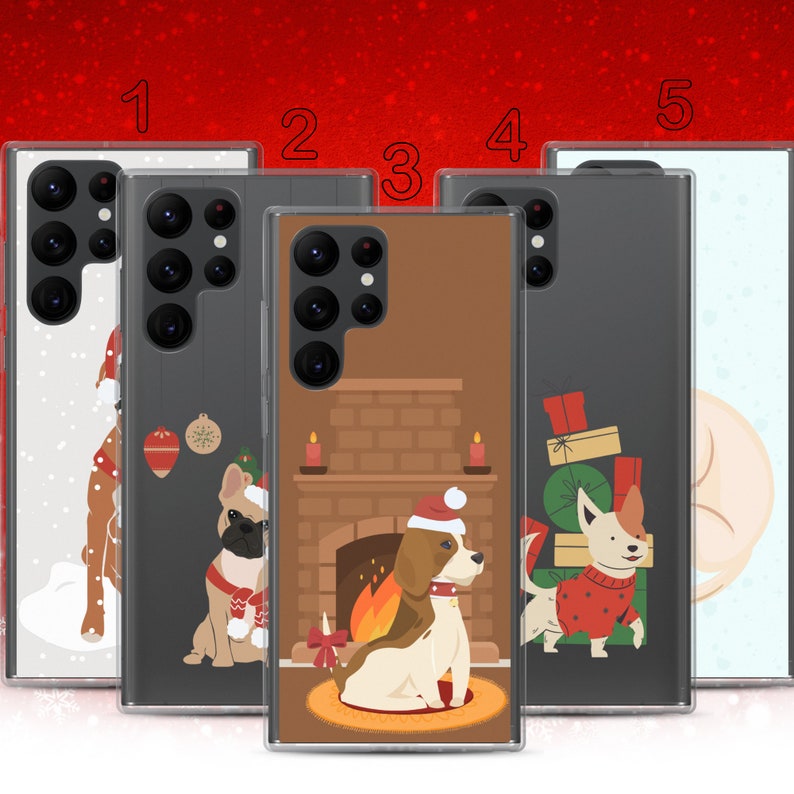 Puede incluir: Cinco fundas para tel&eacute;fono diferentes con dise&ntilde;os navide&ntilde;os. Las fundas presentan una chimenea, un perro, un gato y un mu&ntilde;eco de nieve. Las fundas son todas transparentes y tienen un fondo blanco.