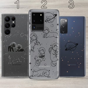 Może przedstawiać: Trzy etui na telefon z wzorem galaktyki i gwiazd. Pierwsze etui jest czarne z wzorem konstelacji. Drugie etui jest przezroczyste z wzorem galaktyki i lisem w skafandrze kosmicznym. Trzecie etui jest niebieskie z wzorem galaktyki i lisem w skafandrze kosmicznym.