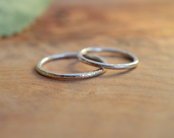 Anillo apilable redondo de alambre texturizado martillado hecho a mano en plata de ley