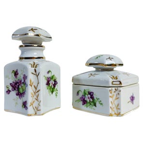 Ensemble de flacons de parfum pour coiffeuse, boîte à poudre carrée en porcelaine blanche, violet, violet, floral, vintage des années 1960, salle de bain féminine, chambre à coucher, décoration Cottagecore