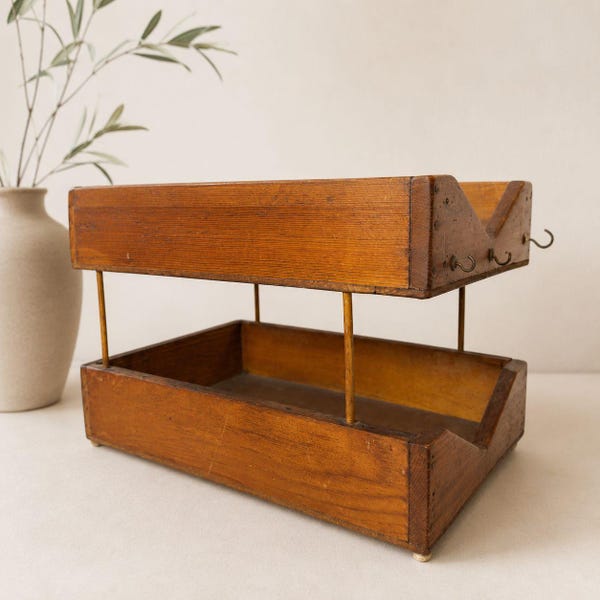 Drewniany organizer na biurko w stylu vintage, rustykalny dwupoziomowy pojemnik do przechowywania, pojemnik na pocztę w stylu rustykalnym, prymitywne drewniane pudełko z haczykami, dekoracja blatu kuchennego