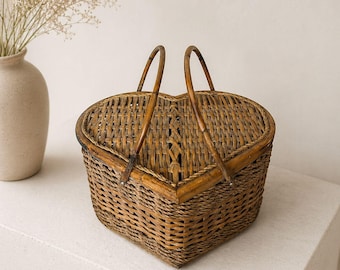 Cesta de mimbre vintage con forma de corazón y tapa, pieza de almacenamiento de estilo cottagecore, cesta de picnic de ratán tejida a mano, regalo de decoración rústica para el hogar