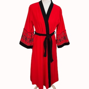 Luxe jaren 70 Loungewear Miss Elaine rode velours badjas VTG maat M Petite detail geborduurde bel manchet retro glamour kimonostijl VS