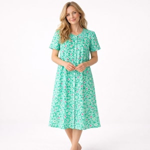 Puede incluir: Un juego de tres cuencos apilables de cerámica. El cuenco más grande es azul claro, el mediano es verde y el más pequeño es amarillo. Cada cuenco tiene un acabado liso y brillante y un diseño sencillo.