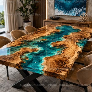 Könnte beinhalten: Ein großer, handgefertigter Esstisch mit Flussdesign. Der Tisch hat eine Holzoberfläche mit einem lebendigen blauen Epoxidharz in der Mitte, wodurch ein Fließwasser-Effekt entsteht. Der Tisch wird von schwarzen Metallbeinen getragen und ist von beigen Stühlen umgeben.