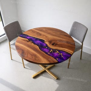 Mesa redonda de nogal con borde natural, tablero de resina púrpura y pan de oro – Tablero de comedor de epoxi hecho a mano - Tablero de comedor de epoxi púrpura de lujo
