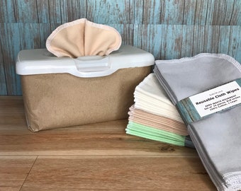 Puede incluir: Un paquete de 10 toallitas de tela reutilizables en varios colores, incluyendo gris, blanco, beige y verde, con una etiqueta que dice "Toallitas de tela reutilizables, Movimiento de cero residuos, Juego de 10 piezas, 8x8 pulgadas, 100% algodón, 1 capa". Las toallitas están dobladas y apiladas sobre una superficie de madera.