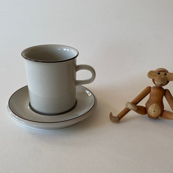 Arabia Finland – Ulla Procopé and Richard Lindh – Fennica – simple cup and saucer with brown detail on the rims – vintage from the 80s