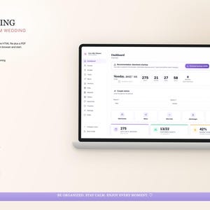 K&ouml;nnte beinhalten: Ein Laptop-Bildschirm, der ein Hochzeitsplanungs-Dashboard mit Daten und Symbolen anzeigt. Der Bildschirm befindet sich vor einem hellen Hintergrund mit dem Text "Start Planning Your Dream Wedding Today". Dekorative rosa Beeren befinden sich in der linken unteren Ecke.