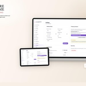 K&ouml;nnte beinhalten: Digitale Anzeige einer Hochzeitsplanungsanwendung auf einem Tablet und einem gr&ouml;&szlig;eren Monitor. Die Oberfl&auml;che bietet Einstellungen, Sicherungs- und Wiederherstellungsoptionen. Der Text "RESTORE ANYTIME" und "PEACE OF MIND" werden oben angezeigt.