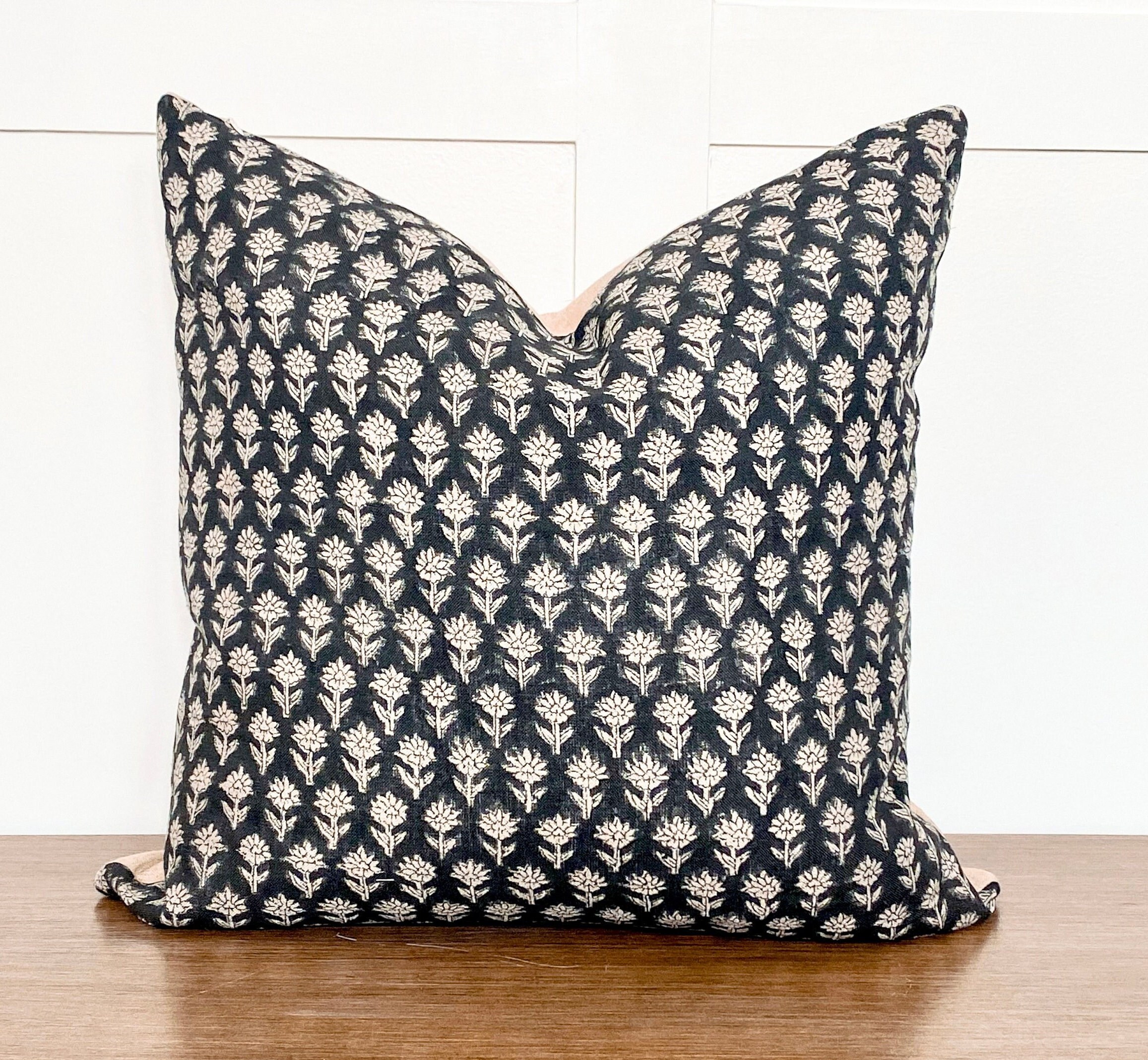 Simple Linen 18x18 Pillow - Black – Hawkins New York