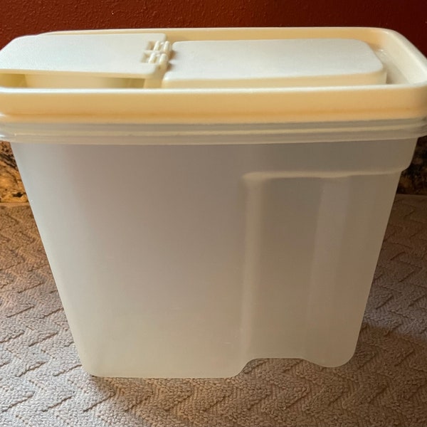 Rubbermaid 4 Cup Container