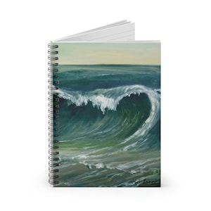 Könnte beinhalten: Ein Gemälde, das eine große, grüne Welle zeigt, die an einem Strand zerschellt. Die Welle bricht und erzeugt einen weißen Kamm. Das Wasser ist tiefgrün und der Strand ist hellbraun. Das Gemälde ist unten rechts mit "Mari Saver" signiert.