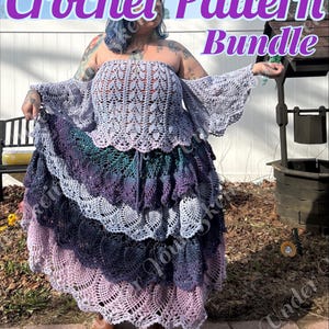 Könnte beinhalten: Ein Häkelmuster-Set bestehend aus einem hellvioletten schulterfreien Oberteil und einem mehrstufigen Rock mit Farbverlauf von Petrol über Dunkelviolett bis Helllavendel. Der Text lautet Crochet Pattern Bundle und Not a finished item.