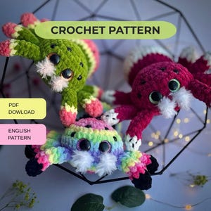 Puede incluir: Tres arañas de peluche tejidas a ganchillo con grandes ojos negros y detalles blancos difusos. Una es verde con puntas rosas, una magenta con puntas blancas y una arcoíris con puntas negras. Texto: CROCHET PATTERN, PDF DOWNLOAD, ENGLISH PATTERN.