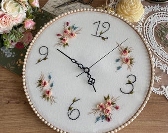 刺繍枠時計、手刺繍時計、花柄壁掛け時計、室内装飾、花好きの方への