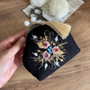 Monedero pequeño bordado a mano / Monedero bordado / Monedero de tela floral