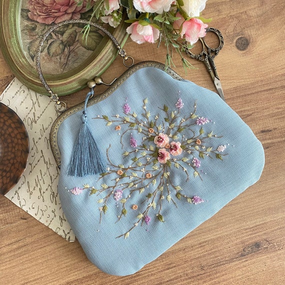 花柄刺繍ハンドバッグ　ハンドメイド ハンドメイドの花柄刺繍入りブルーバッグ - 刺繍入り