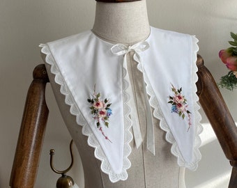 Embroidered peter pan collar-Handmade bibs-Peterpan collars-Black collars-White Bibs-Flowers collars - Vintage Detachable white collars