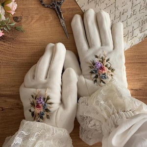 Embroidered Finget Mittens /White Handmade Mittens / White Embroidered Gloves / Vintage Floral embroidered mittens