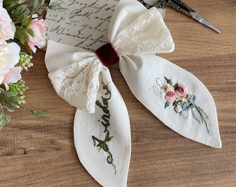 Noeud prénom brodé - Noeud brodé à la main - Noeud floral pour cheveux - Barrettes pour enfants - Noeud pour cheveux pour enfants - Noeud lettre brodé - Noeud pour cheveux de bébé