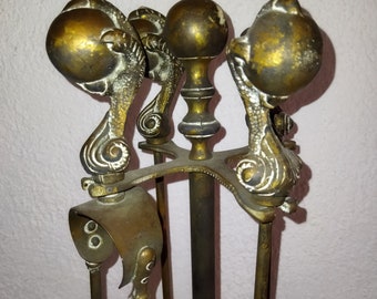 Antiker Kamindiener aus Bronze, verziert mit Adlerklauen. Antiker Kamindiener aus Bronze, verziert mit Adlerklauen