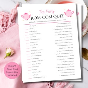 Puede incluir: Un juego de fiesta del té imprimible en rosa y blanco con el título "Rom-Com Quiz". El juego pide a los jugadores que emparejen parejas de películas famosas con sus películas. El juego incluye una lista de 20 parejas de películas y una lista de 20 películas.