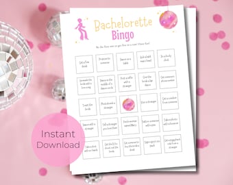 Könnte beinhalten: Ein druckbares Bachelorette Bingo-Spielblatt mit einem rosa Discokugel-Design. Das Blatt enthält verschiedene lustige Aktivitäten wie "Hol dir ein Freigetränk" und "Küsse einen Fremden". Die Worte "Bachelorette Bingo" stehen oben.