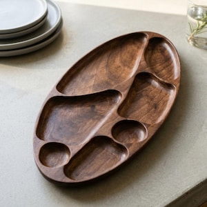 Bandeja de servir de madera de nogal hecha a mano, tabla grande para embutidos de 50 x 22 cm, bandeja de madera para aperitivos con 7 compartimentos, decoración sostenible para el hogar.