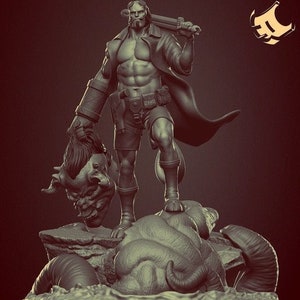 Op de afbeelding: Een grijs, gedetailleerd, gebeeldhouwd figuur van een gehoornde, gespierde man die een zwaard en een afgehakt hoofd vasthoudt. Het figuur staat op een voetstuk met een gebeeldhouwd, grijs, monstrueus wezen.