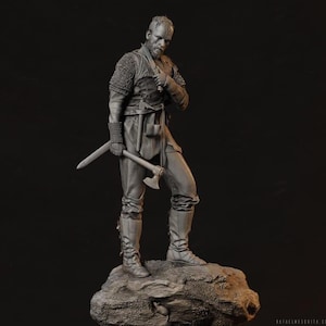 以下が含まれることがあります： 斧とナイフを持ったバイキングの戦士のグレーの、詳細な3Dプリントのフィギュア。戦士は鎖帷子、革のズボン、ブーツを着用しています。フィギュアは岩の上に立っています。