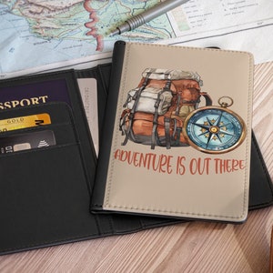 Portapassaporto, copertina per passaporto, Adventure is Out there Portapassaporto, copertina per passaporto con grafica "Zaino Adventure"