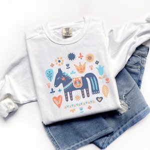 Felicidade da arte popular nórdica sueca: roupas estéticas com camisa de arte popular escandinava, presente perfeito para amantes de hygge e boho, com flores