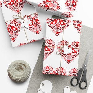 Bellissima carta da regalo a tema scandinavo, carta da regalo con cuori rossi ispirata alla Scandinavia, carta da regalo rossa e bianca, 30" x 20"