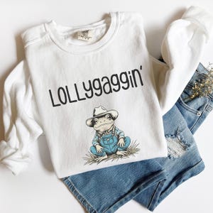 Lollygaggin&#39; Sweatshirt, Y&#39;all Mind If I Do Some Lollygaggin&#39; Funny Sweatshirt, Vintage Retro Graphic Lollygagging Shirt, Frog Shirt, Trendy