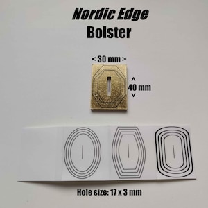 Puede incluir: Un refuerzo de color latón con forma rectangular y una ranura central, que mide aproximadamente 30 mm por 40 mm. El texto "Nordic Edge Bolster" está encima. Debajo, tres plantillas ovaladas. El tamaño del agujero es de 17 x 3 mm.