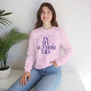 Autor i pisarz Inspirująca bluza unisex z okrągłym dekoltem „In My Author Era”, przytulny prezent dla pisarzy.
