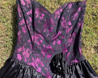 1980er Vintage Gunne Sax Kleid Lila schwarzes Spitzenkleid