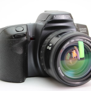 Minolta Dynax 500si Super 35mm SLR Film Camera with 35-105mm Minolta AF 3.5-4.5 Lens