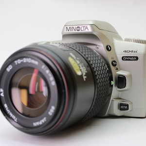 Minolta Dynax 404si 35mm SLR Film Camera with 70-210mm Tokina AF f4-5.6 Lens