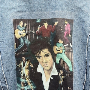 Könnte beinhalten: Eine blaue Jeansjacke mit einem Vintage-Bild von Elvis Presley auf der Rückseite. Das Bild zeigt mehrere Fotos von Elvis in verschiedenen Posen, darunter beim Gitarre spielen und Singen auf der Bühne.