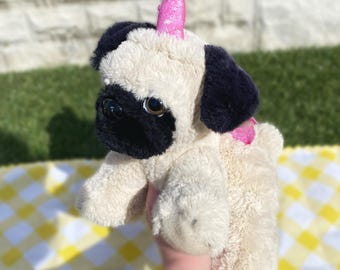 Peluche de unicornio carlino con alas de Card Factory de 9"
