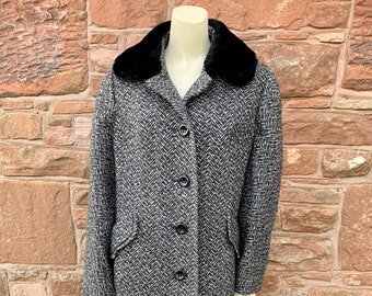 Hochwertiger Designer Damen Mantel aus Wollmischung mit Kunstpelzkragen von Windsmoor of England