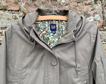LADIES FISHTAIL PARKA - Retro Quintessentially British Style Khaki Green Fishtail Parka with Hood Size Extra Large and Super Quality